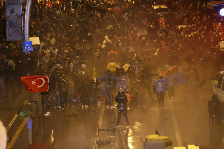 Manifestantes se reúnem nas ruas durante um protesto contra a prisão do prefeito de Istambul, Ekrem Imamoglu