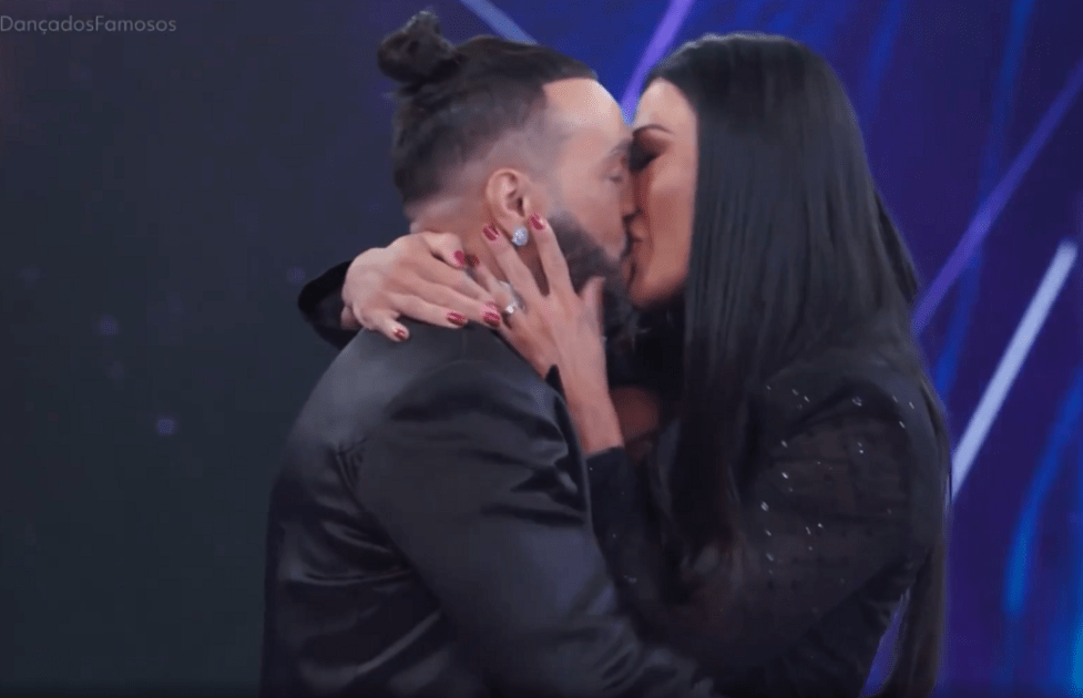 Belo e Gracyanne dão um beijo durante o "Domingão com Huck"