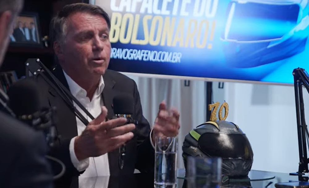 Bolsonaro recebeu um bolo temático em formato de capacete, em referência a uma linha do acessório de grafeno lançada por ele neste mês