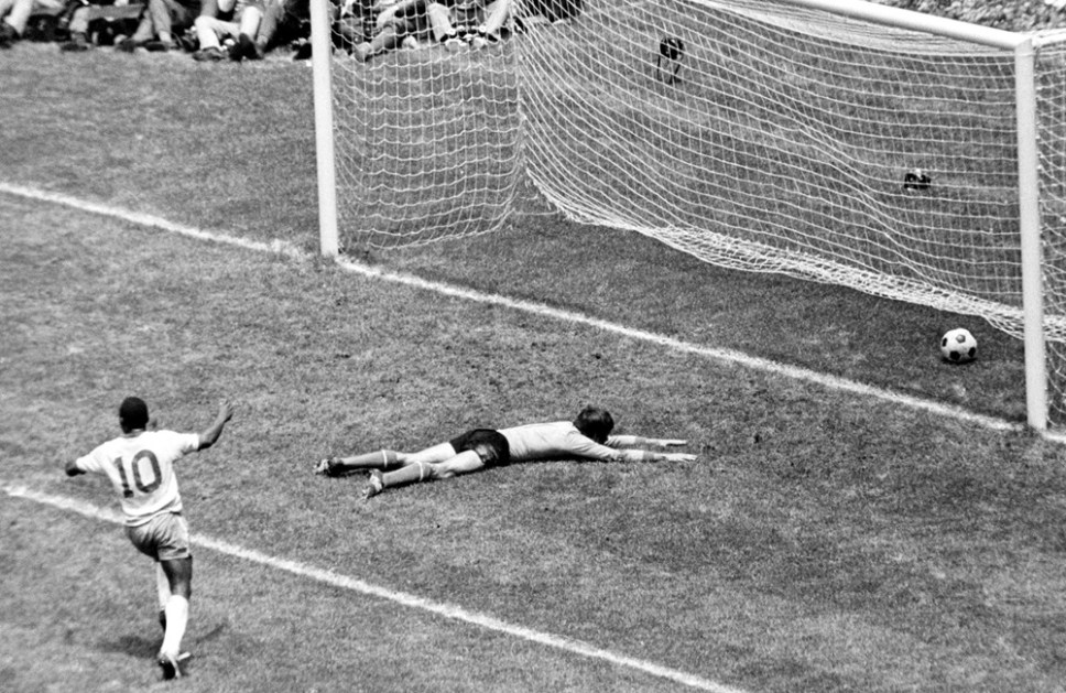 Pelé comemora o primeiro gol do Brasil na decisão da Copa de 70 contra a Itália