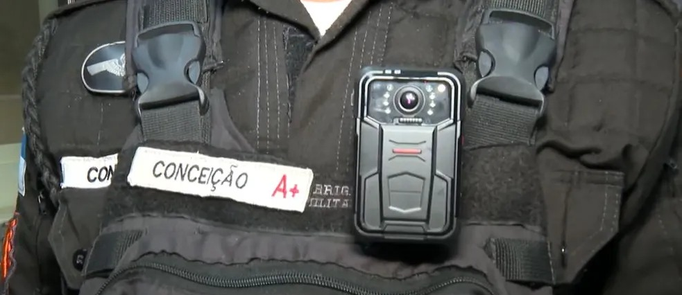 Camera corporal em uniforme da policia militar - reproducao Youtube