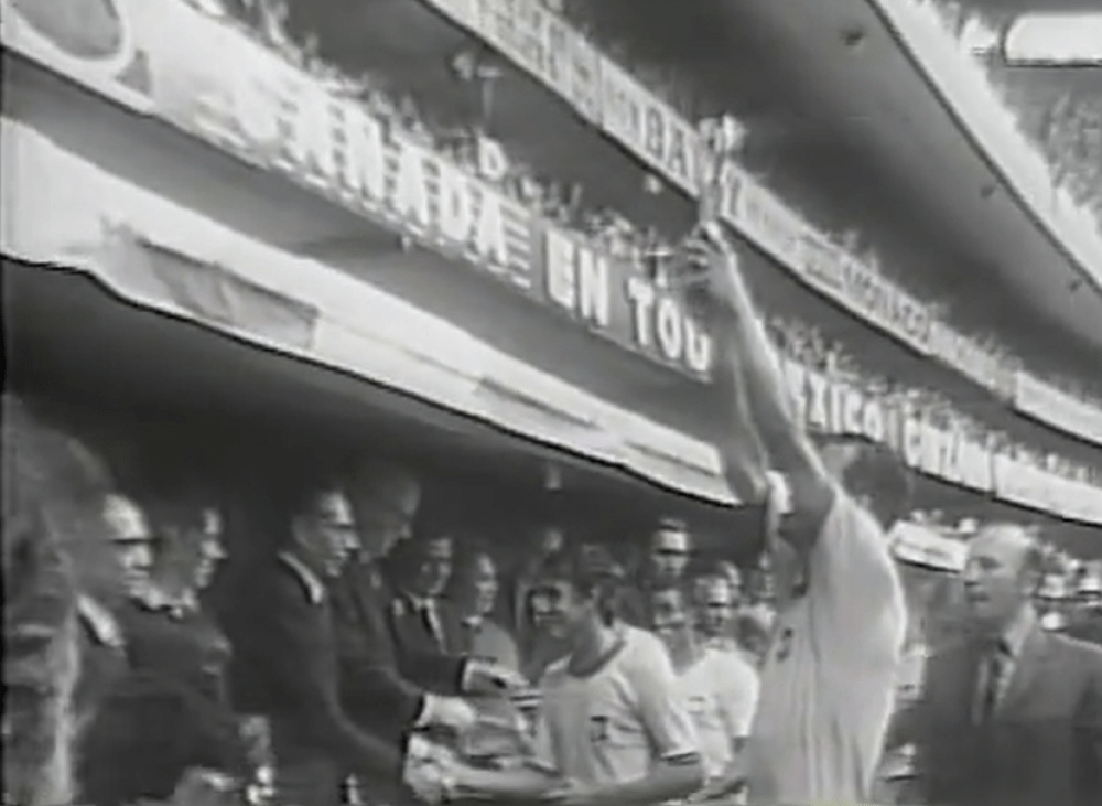 Vídeo do pós-jogo da final de 1970 tem entrega da taça e homenagem a narrador