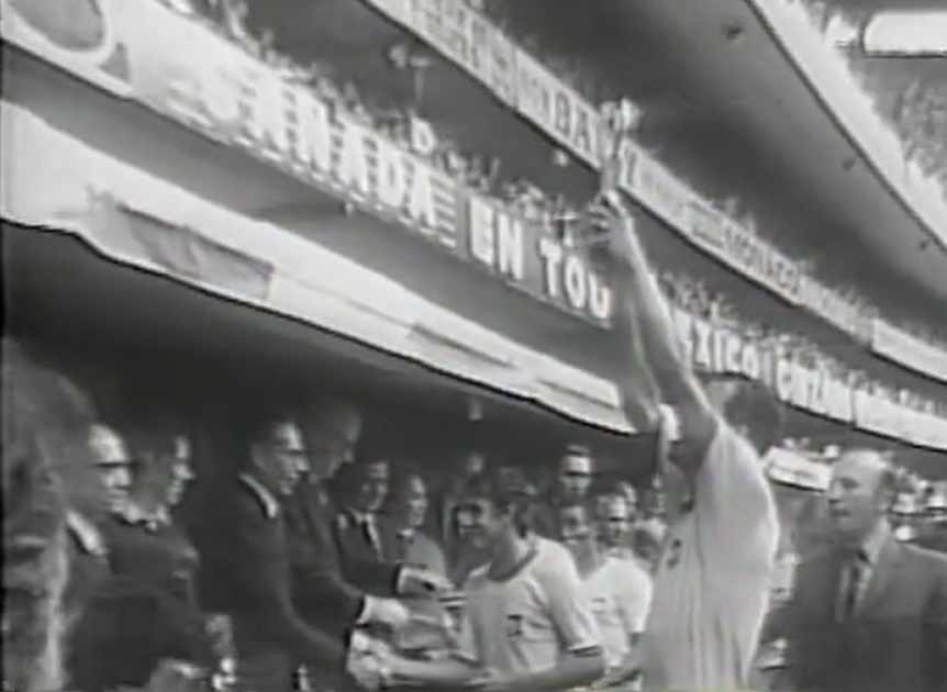 Transmissão mostra o capitão Carlos Alberto Torres erguendo a Jules Rimet, taça conquistada pelo Brasil em 1970