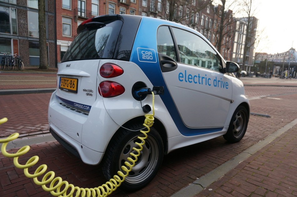 Carro elétrico é recarregado em Amsterdam, na Europa; no Brasil ainda falta infraestrutura para o consumidor