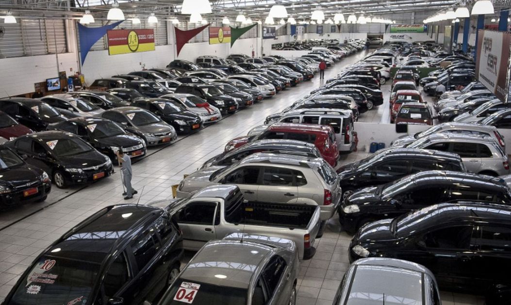 pátio de concenssionária com carros à venda