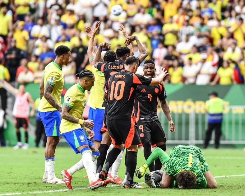 O goleiro Alisson, do Brasil, se choca com adversário e é substituído da partida entre Brasil e Colômbia