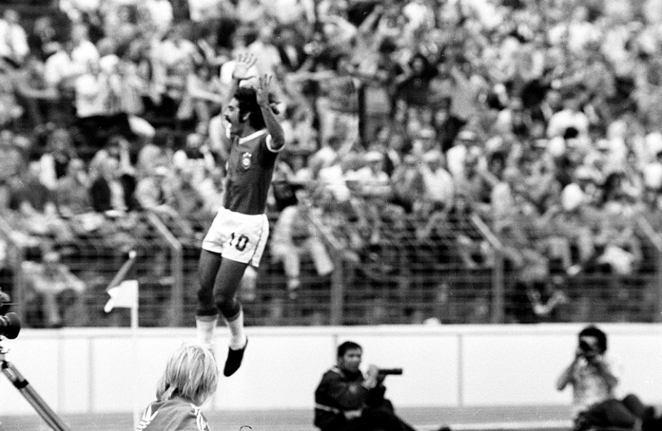 Rivellino comemora seu gol na vitória do Brasil sobre a Argentina por 2 a 1 na Copa do Mundo de 1974