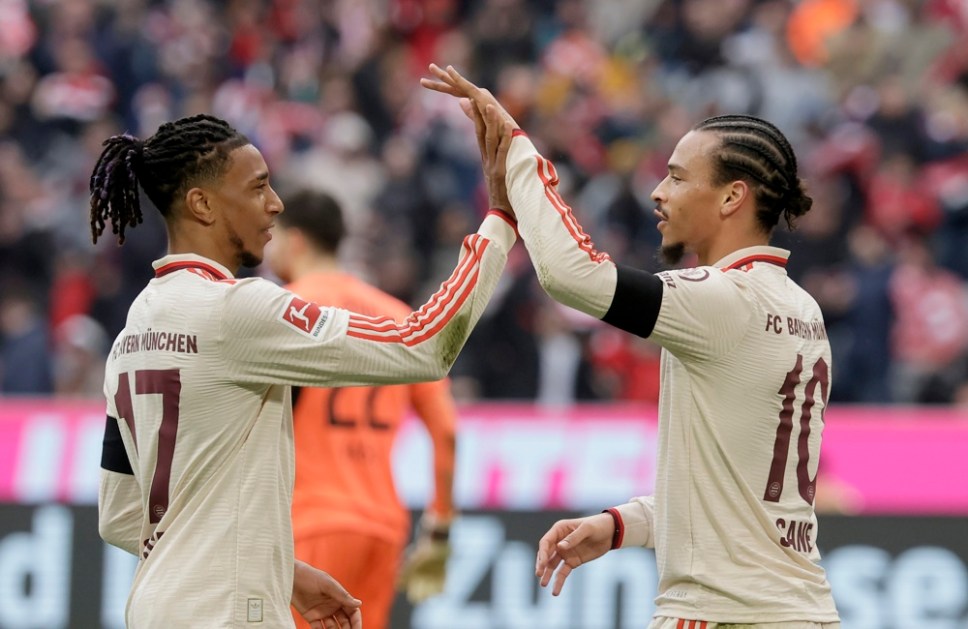 Leroy Sané, do Bayern de Munique (D), comemora com Michael Olise após marcar o gol que ampliou a vantagem para 3 a 1