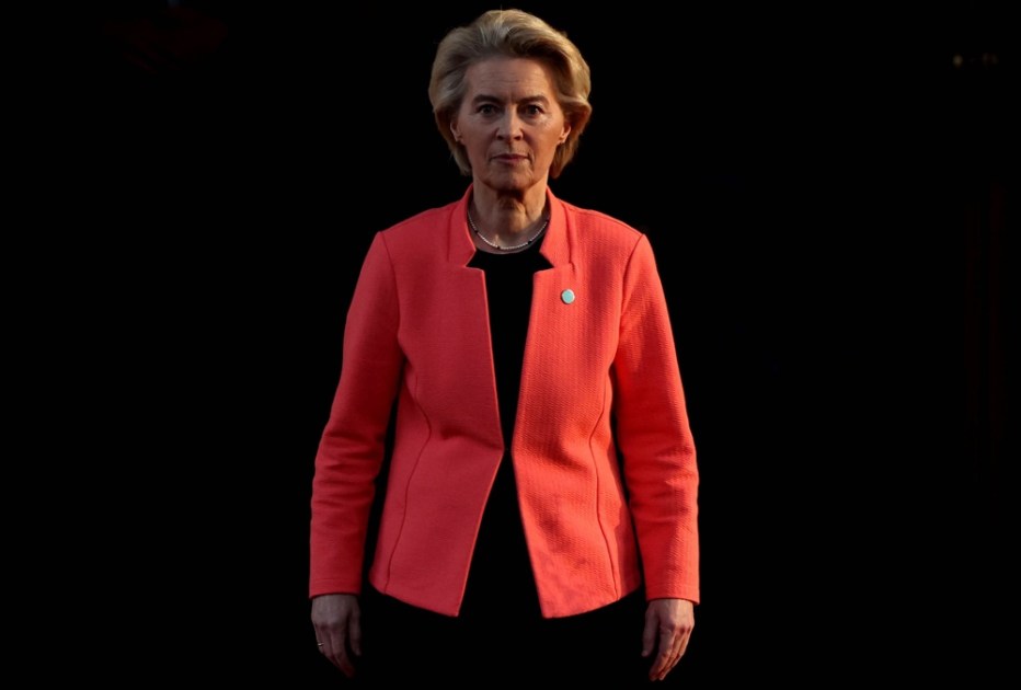 A presidente da Comissão Europeia, Ursula von der Leyen, deixa a Lancaster House após uma cúpula sobre a Ucrânia, em Londres