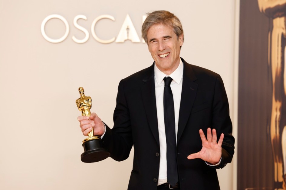 Walter Salles, vencedor do prêmio de Melhor Filme Internacional por "Ainda Estou Aqui", posa na sala de imprensa durante a 97ª cerimônia anual do Oscar