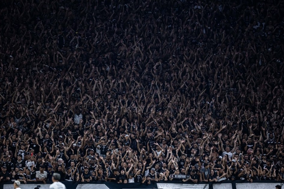 Torcida do Corinthians acompanha lance contra o Mirassol, durante partida válida pela 12ª rodada do Campeonato Paulista