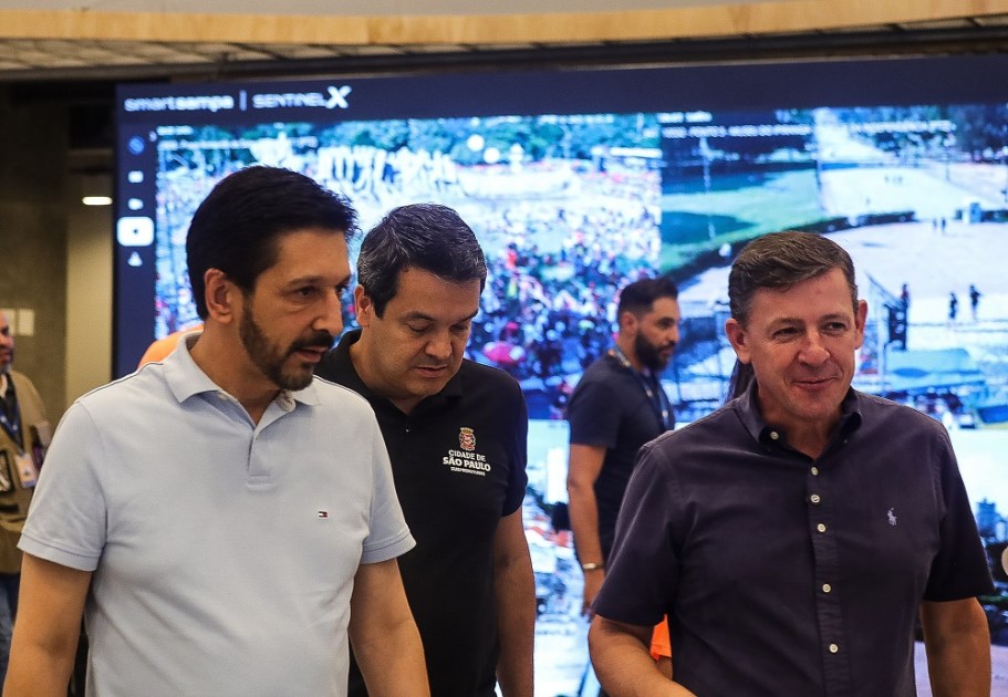 O prefeito de São Paulo, Ricardo Nunes (MDB), acompanhado do Secretário de Segurança Urbana da Prefeitura, Orlando Morando, visitaram a central de monitoramento Smartsampa