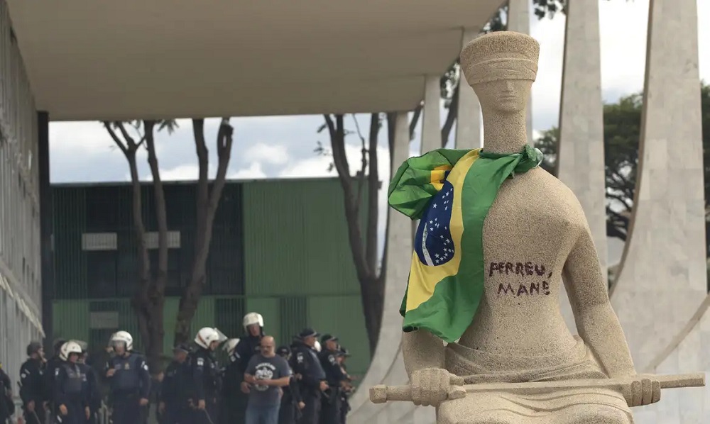 Estátua "A Justiça" pichada com a frase "perdeu, mané"
