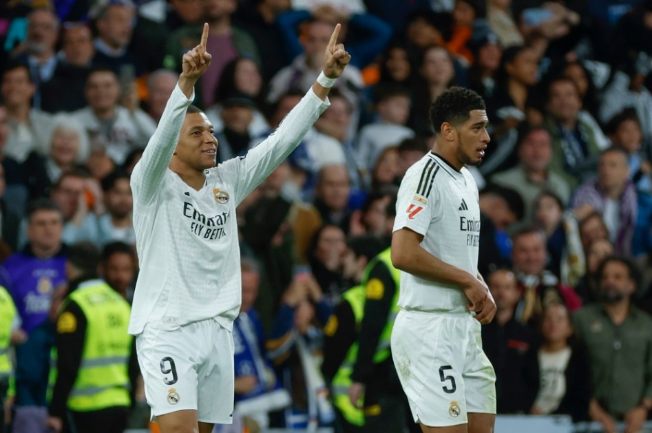 Kylian Mbappé, do Real Madrid (E), comemora após marcar seu segundo gol durante a partida da LaLiga entre Real Madrid e Leganés