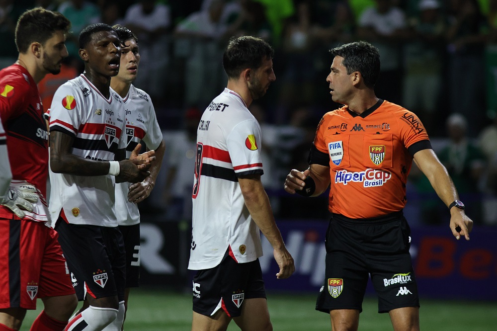 São Paulo protesta contra pênalti marcado a favor do Palmeiras na semifinal do Paulista: ‘Escândalo’