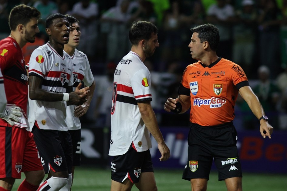Jogadores do São Paulo reclamam com o árbitro Flávio Rodrigues de Souza durante partida entre Palmeiras e São Paulo válida pelas semifinais do Campeonato Paulista