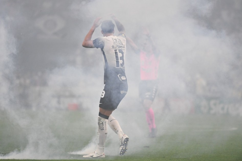 Gustavo Henrique, do Corinthians no meio da fumaça de bombas atiradas pela torcida durante a final do Paulistão em Itaquera