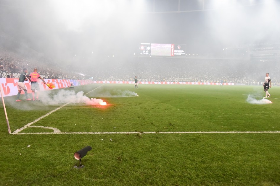 Sinalizadores arremessados em campo durante partida entre Corinthians x Palmeiras, válida pela Final do Campeonato Paulista