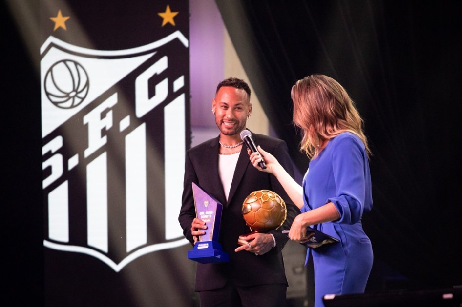 Neymar, do Santos, recebe o troféu de Gol Mais Bonito