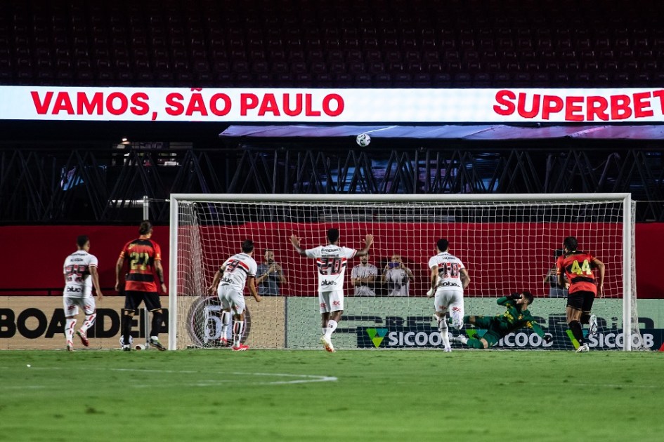 Calleri perde penâlti durante a partida entre São Paulo e Sport
