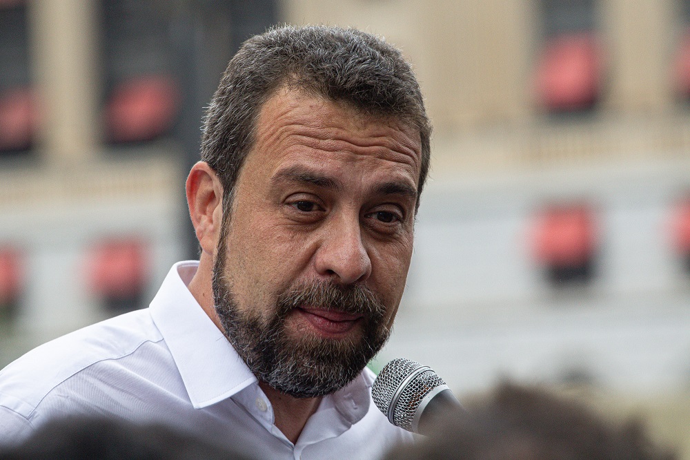 Bolsonaro é ‘baita arregão’ na hora de encarar a Justiça, afirma Boulos