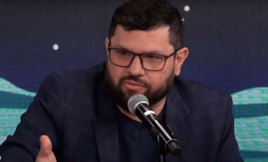 Oswaldo Eustáquio gesticula e fala no microfone no estúdio do programa Pânico