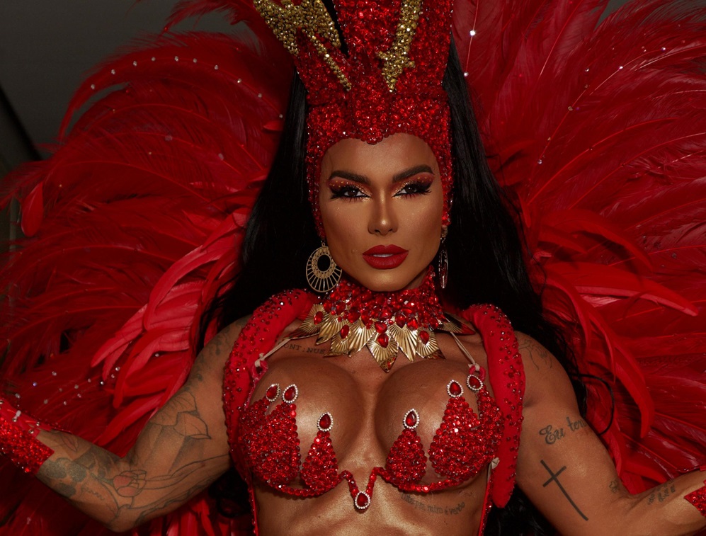 Com fantasia com 10 mil cristais, Kamila Simioni faz sua estreia no Carnaval: ‘Experiência única’
