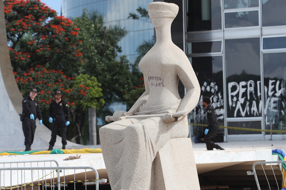 Fux pede vista e interrompe julgamento de mulher que escreveu ‘perdeu mané’ em estátua do STF