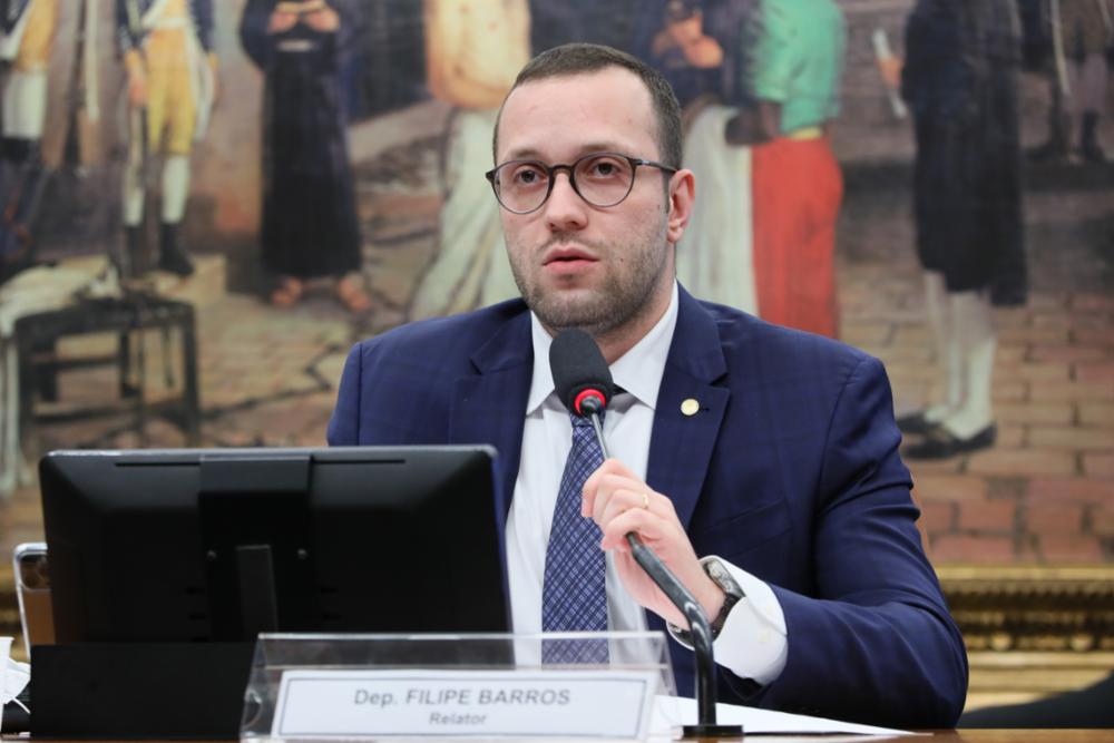 Filipe Barros assume presidência da Comissão de Relações Exteriores e diz que Eduardo Bolsonaro teve 'ato heroico'