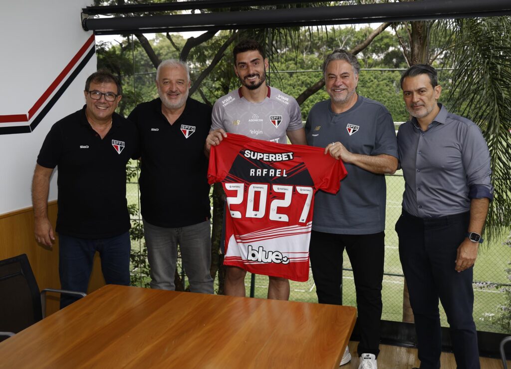 Goleiro Rafael renova com São Paulo até 2027 e comemora: ‘É o projeto da minha vida’