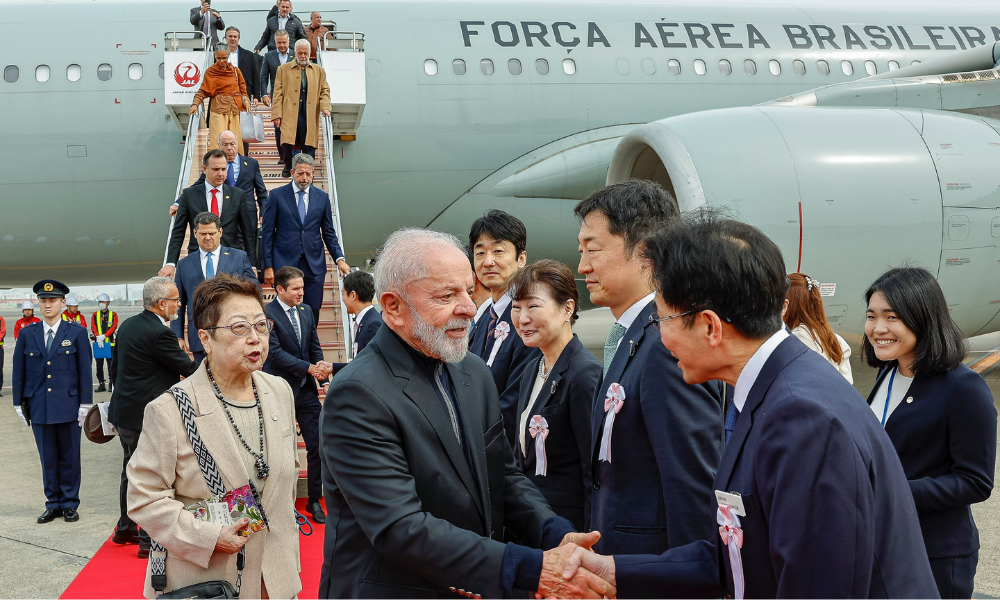 Presidente da República, Luiz Inácio Lula da Silva, durante chegada a Tóquio. Aeroporto Haneda