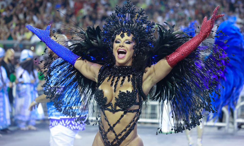 Viviane Araujo homenageia Daniela Mercury em desfile no Sambódromo do Anhembi