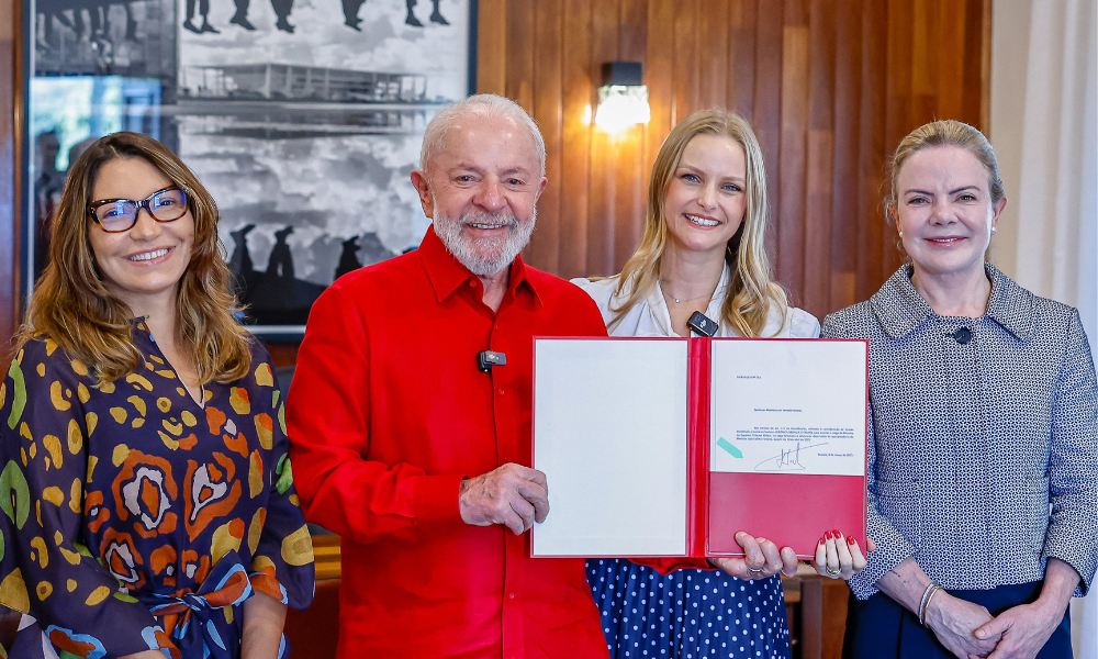Presidente da República, Luiz Inácio Lula da Silva, encaminha para apreciação do Senado Federal o nome da Sra. Verônica Abdalla Sterman, para exercer o cargo de Ministra do Superior Tribunal Militar. Granja do Torto, Brasília - DF