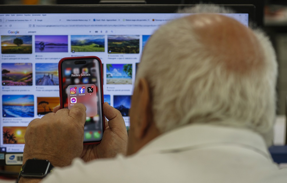 Brasil supera 90% de pessoas conectadas à internet pela primeira vez, diz IBGE