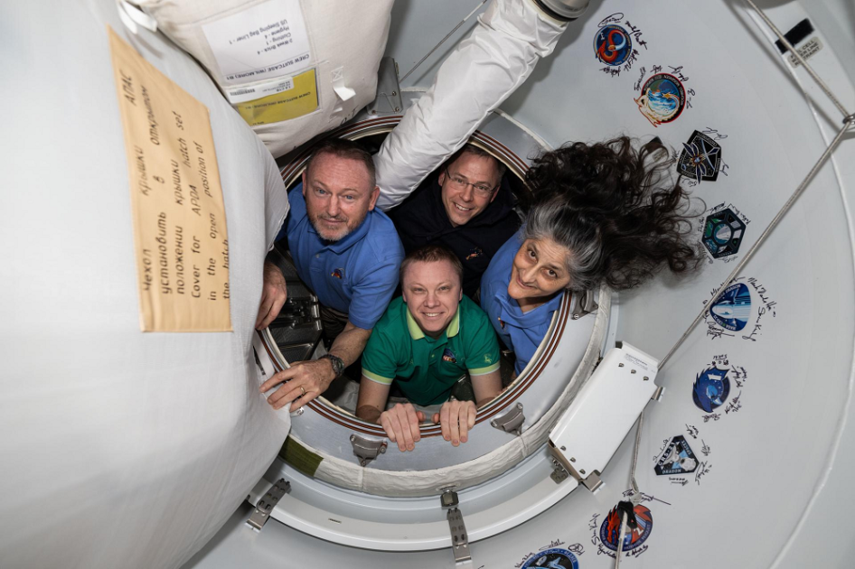 Astronautas retornam à Terra após missão prolongada na ISS