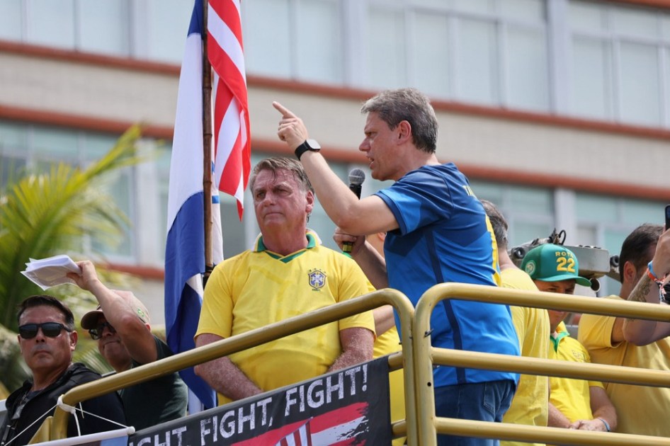 Manifestação ao ex Presidente Jair Bolsonaro, várias pessoas em protesto trazendo bandeiras e faixas, no bairro de Copacabana