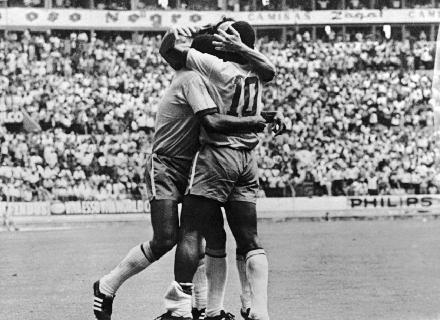 Os jogadores da Seleção Brasileira de Futebol, Jairzinho (e), Tostão (c) e Pelé (camisa 10), comemoram o gol de Jairzinho, contra a seleção do Urugua