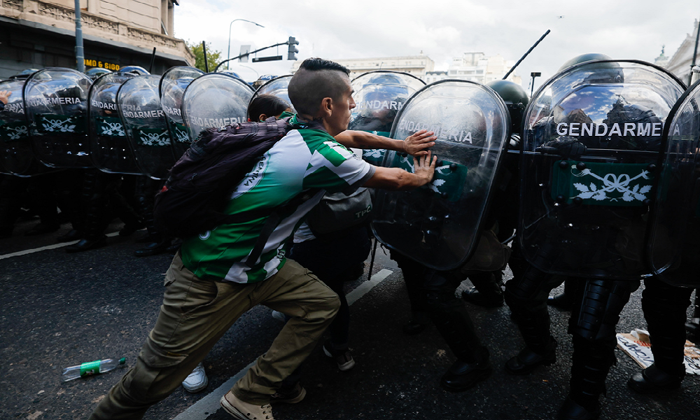 Governo Milei classifica protesto de torcidas organizadas e aposentados como tentativa de golpe