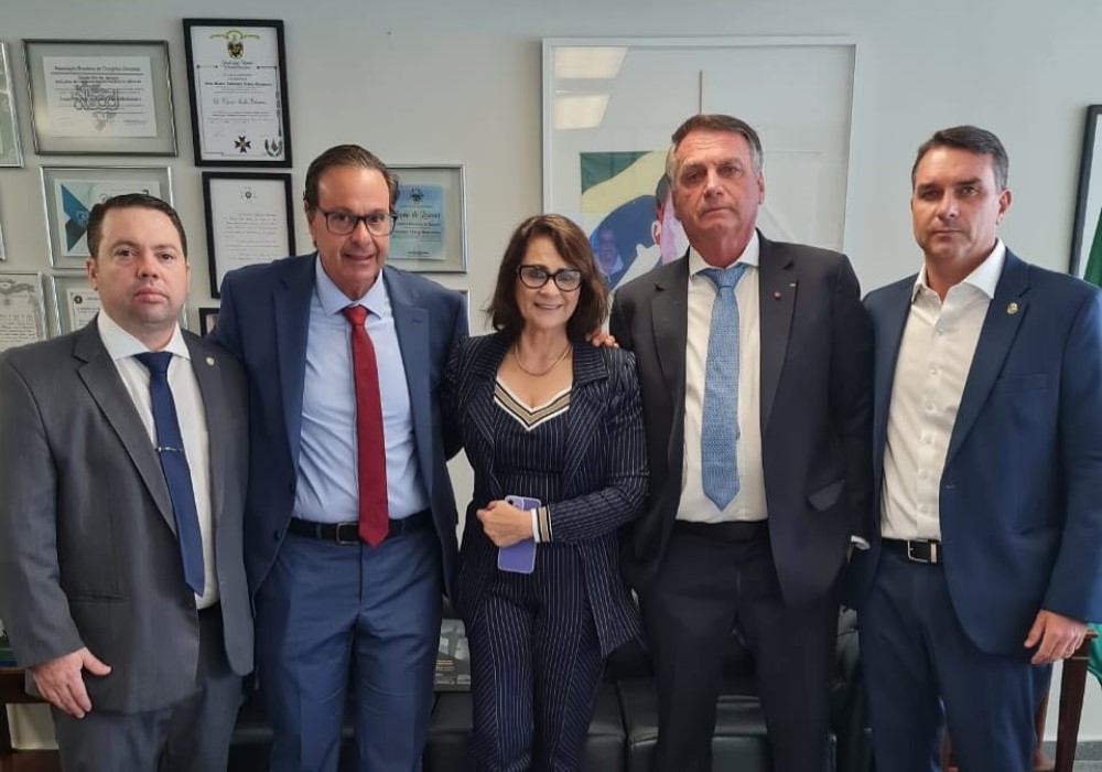 Bolsonaro assiste ao julgamento no Senado Federal ao lado de filho e aliados