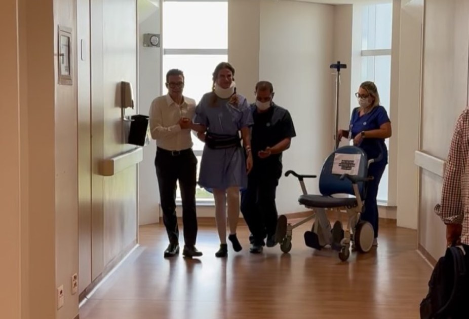 Luciana Gimenez caminha no corredor do hospital Albert Einstein