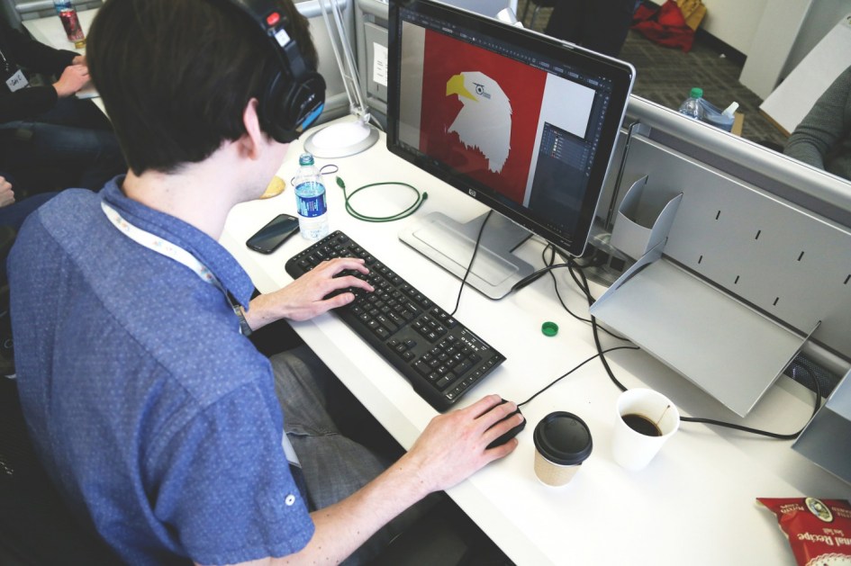 pessoa mexendo em computador e editando o desenho de uma águia