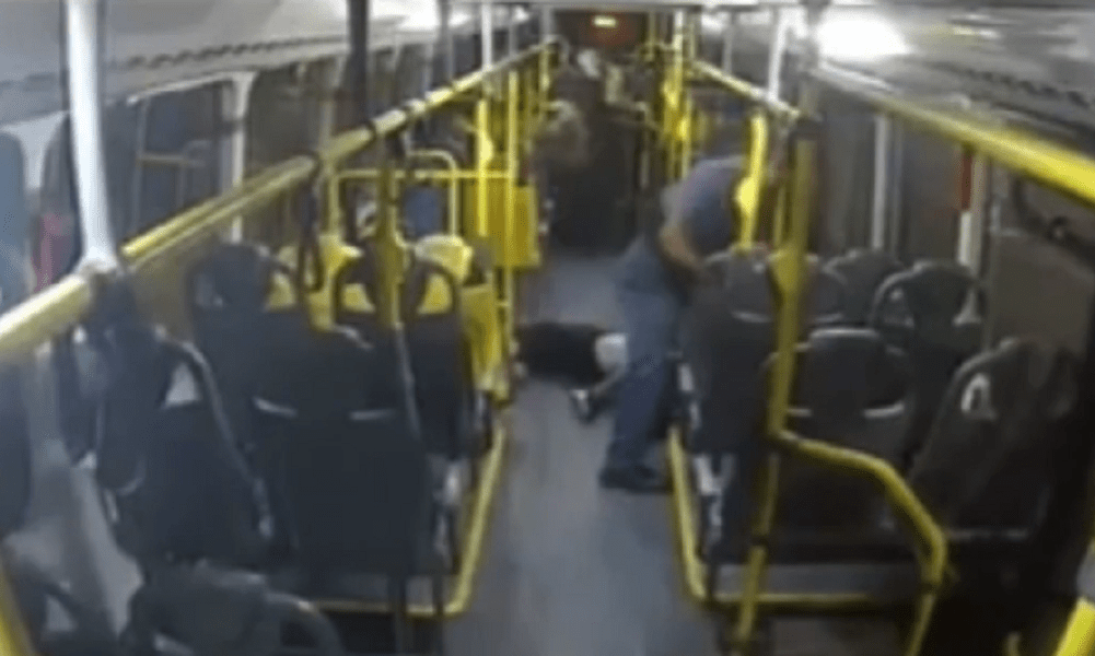 Jovem caído após ser alvejado por homem dentro de ônibus
