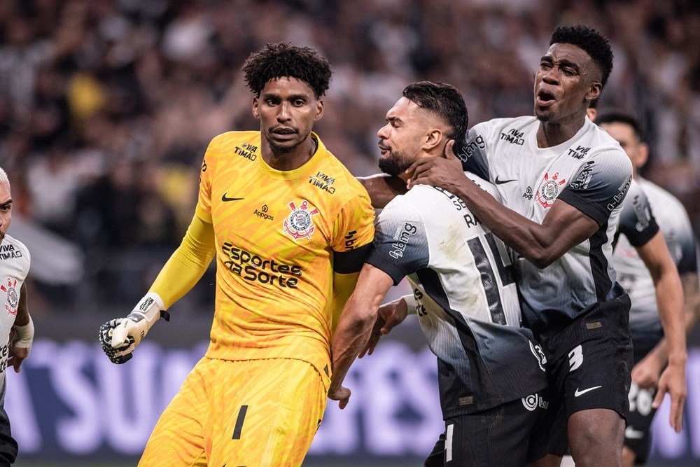 Hugo defende pênalti de Raphael Veiga e vira o herói do título do Corinthians