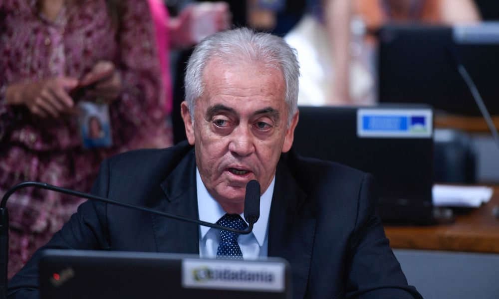 Senador em pronunciamento em comissão