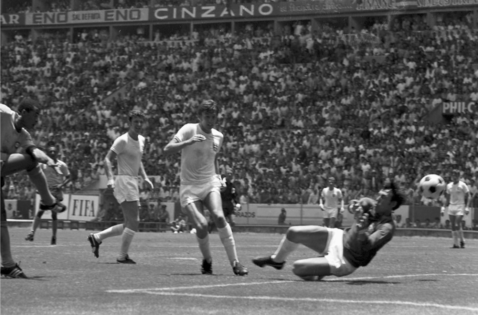 Jairzinho, do Brasil recebe a bola de Pelé no lado direito da área da seleção da Inglaterra, se livra dos defensores e na saída do goleiro Gordon Banks fuzila para marcar o gol da vitória