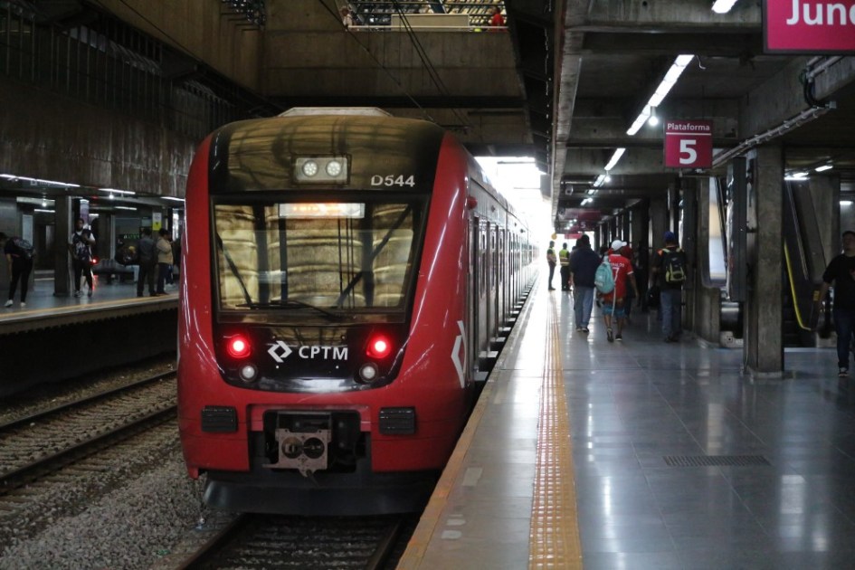 Trem chegando à estação