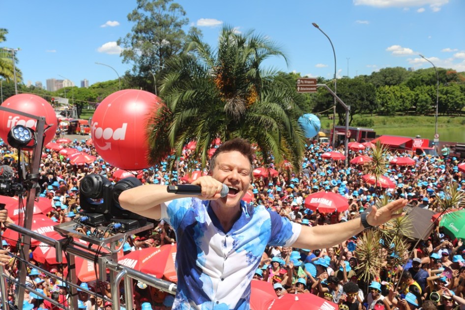 O cantor Michel Teló durante apresentação no trio elétrico do Bloco Bem Sertanejo na região do Parque do Ibirapuera, na zona sul da capital paulista