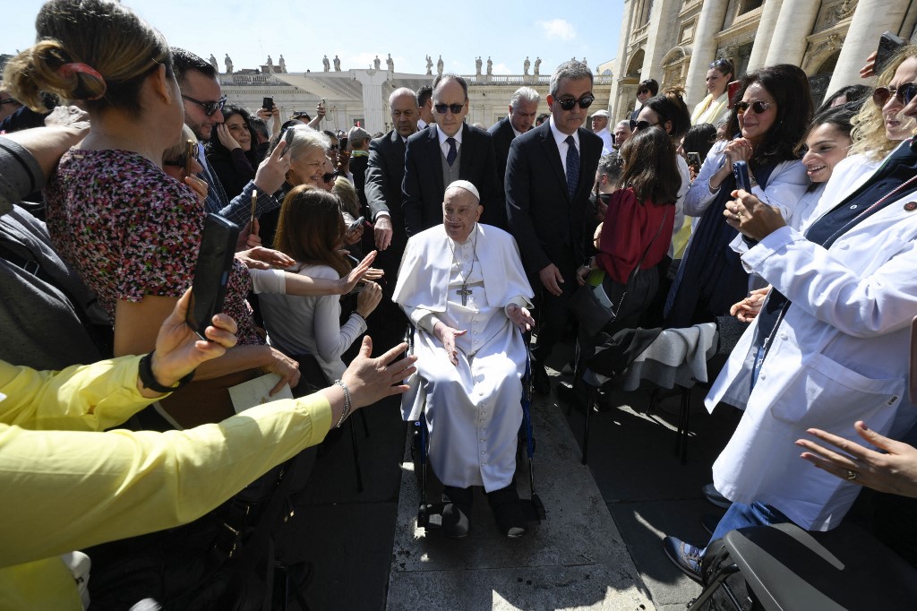 Em recuperação, papa Francisco diz estar ‘feliz’ de sair e encontrar pessoas