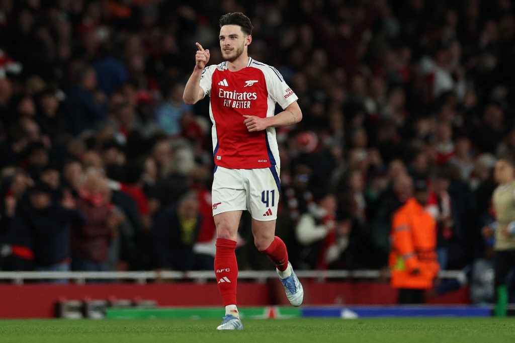 Destaque da vitória do Arsenal sobre o Real Madrid nunca havia marcado um gol de falta na carreira