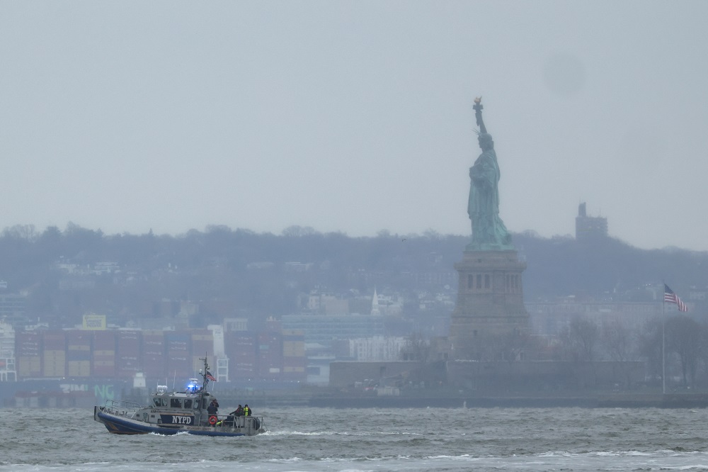 Confira o momento em que helicóptero despenca no Rio Hudson